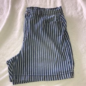 Gloria Vanderbilt blue and white striped shorts